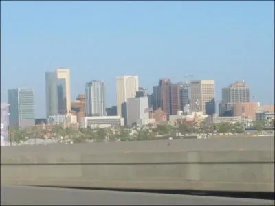 Quelle grande ville des Etats-Unis, avec plus d'un million d'habitants, ne contient pas de hauts gratte-ciel et de grosses autoroutes mais est pourtant la capitale d'un Etat ?