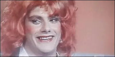 Dans cette parodie d'une célèbre émission télévisée, l'un des candidats pose la question suivante : Ingrid, est-ce que tu baises !