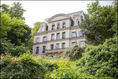 Commune du département de l'Essonne (91) peuplée de 16700 habitants.
Ville pour moitié détruite lors du bombardement allié du 18 avril 1944 pendant la Seconde Guerre mondiale - L'observatoire astronomique de Camille Flammarion - La route nationale 7.