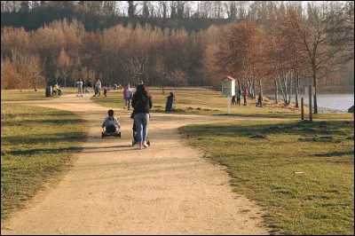 Commune du département de l'Oise (60) peuplée de 13300 habitants.
Ville située à 3 km à l'ouest de la commune de Creil - La distance routière de la capitale est de 51 km via la route nationale 16 - Les étangs de Thiverny.