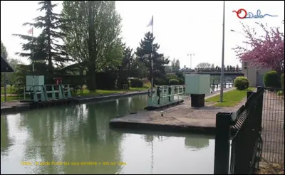 Commune du département de la Seine-Saint-Denis (93) peuplée de 35000 habitants.
Ses habitants sont appelés les Nocéens - L'église Saint-Baudile qui inspira le peintre français Maurice Utrillo - Commune limitrophe de la ville de Chelles.