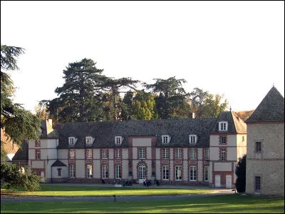 Commune du département du Val de Marne (94) peuplée de 11900 habitants.
La ville est limitrophe de la commune du Plessis-Trévise - La route nationale 4 est l'axe routier historique traversant la ville - Le Château des Marmousets.