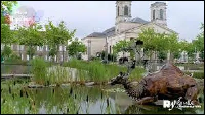 Commune du département de la Vendée (85) peuplée de 54000 habitants.
La ville constitue le principal centre urbain du département - La commune doit sa physionomie actuelle à Napoléon Ier, qui fait d'un petit bourg une cité moderne - L'abbaye des Fontenelles.