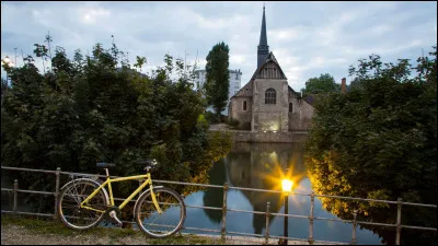 Commune du département de l'Yonne (89) peuplée de 26000 habitants.
La ville est bordée par la forêt d'Othe qui s'étend sur le département de l'Aube - Le palais archiépiscopal - En 1914, la ville accueille l'état-major français au lancement de la bataille de la Marne.