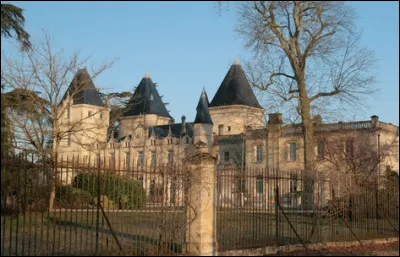 Commune du département de la Gironde (33) peuplée de 43000 habitants.
La ville abrite le collège Sciences et Technologies de l'Université de Bordeaux - Le jardin botanique situé dans le Parc du Château Peixotto - Le TER Nouvelle-Aquitaine​.