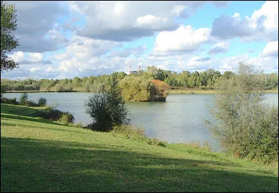 Commune du département des Pyrénées-Atlantiques (64) peuplée de 1240 habitants.
Ville située à 10 km au nord de Pau - L'aéroport Pau-Pyrénées est implanté sur la commune - L'église Saint-Germain-d'Auxerre datant de 1855.