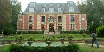 Commune du département de la Seine-et-Marne (77) peuplée de 22000 habitants.
Ville située sur la rive gauche de la Seine - Le nom de la commune provient d'un oratoire dédié à la Vierge Marie - Le château des Vives Eaux, célèbre pour avoir accueilli les participants de l'émission de télévision française de télé-réalité Star Academy.