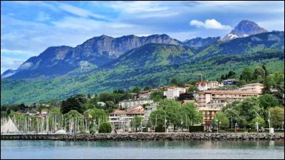 Commune du département de Haute-Savoie (74) peuplée de 9100 habitants.
La ville est située sur les bords du Lac Léman - Le Festival de jazz de la Grange au Lac - Le 18 mars 1962, sont signés les accords mettant fin à la Guerre d'Algérie.