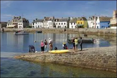 Commune du département du Finistère (29) peuplée de 250 habitants.
La commune fait partie du parc naturel marin d'Iroise - Les Causeurs, 2 menhirs face à face comme s'ils se parlaient l'un l'autre - Le phare du Guéveur.