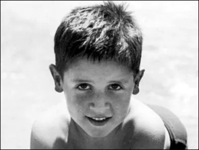 Dans cet enfant en vacances, qui reconnaissez-vous ?