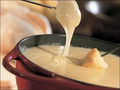 Ce qui différencie la fondue fribourgeoise de la savoyarde est :