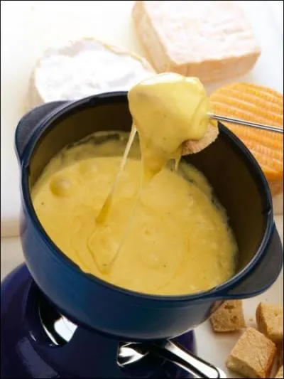 Le camembert et le calvados font partie des ingrédients spécifiques de la fondue :