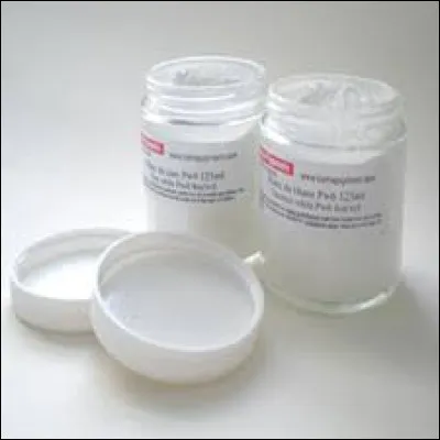 Au 1er siècle, par quel moyen s'éclaircissait-on le corps ?