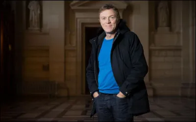 Journaliste français de radio et de télévision, il est notamment connu pour avoir présenté l'émission "Faites entrer l'accusé" de 2000 à 2011, c'est ... Hondelatte.