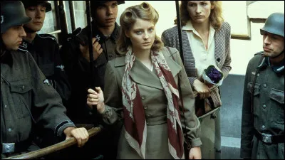 Dans la France occupée par les nazis, des flashbaks reviennent sur la vie de Jean Blomart et de sa maîtresse Hélène (Jodie Foster) ; celle-ci est abattue dans une action de la résistance. Ce film de Chabrol, sorti en 1984, c'est ...