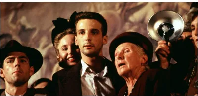 Dans l'époque confuse de l'hiver 1944-1945, à Paris, un homme qui n'a pas participé à la guerre va se faire passer pour un héros. A force de mensonges, il construit par omissions et allusions un personnage hors du commun. Ce film réalisé par Jacques Audiard, c'est ...