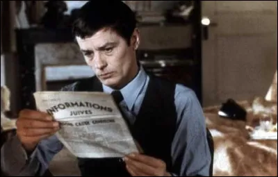 En 1942 à Paris, sous l'occupation allemande, ce personnage joué par Alain Delon fait des affaires, notamment en rachetant à bas prix des objets d'art à des Juifs en difficulté. Il se découvre un double juif et résistant : c'est ...