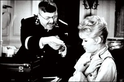 A sa sortie en 1959, c'est le premier film français à traiter de la Seconde Guerre mondiale et de l'occupation sur le mode de la comédie :