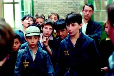 En 1942, les lois antisémites de Vichy contraignent les enfants d'un coiffeur juif de Paris à fuir vers le sud. Ils réussissent à passer la ligne de démarcation et rejoignent Menton. C'est ...