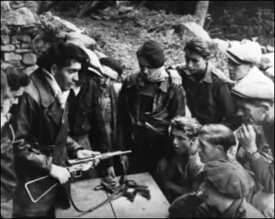 Qui chantait "Un vieil homme dans un grenier, pour la nuit nous a cachés" ?