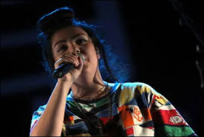 Complétez le titre de cette chanson : "Bouche de...