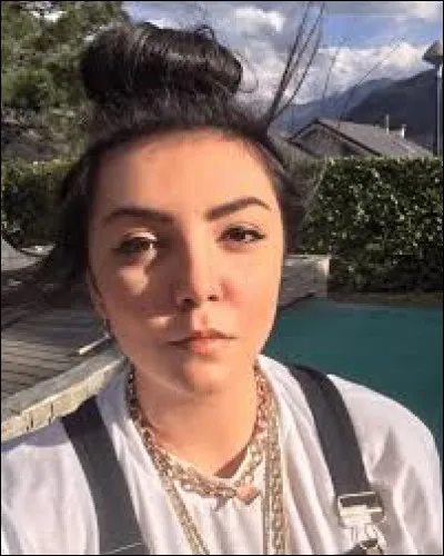 Complétez le titre de cette chanson : "Marche ou...