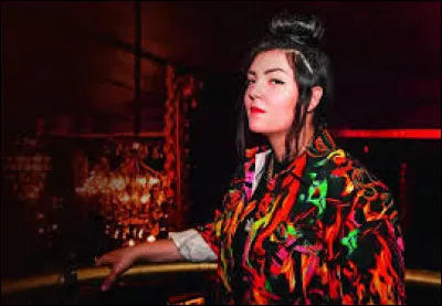 Complétez le titre de cette chanson : "Femme à...