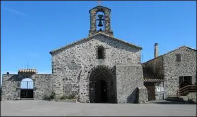 Nous terminons notre balade en Auvergne-Rhône-Alpes devant l'église romane de Saint-Gineys-en-Coiron. Officiellement nommée Saint-Gineis-en-Coiron jusqu'en février 2020, cette commune de l'arrondissement de Largentière se situe dans le département ...