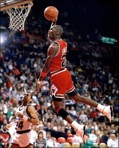 Il jouait chez les Chicago Bulls et est connu pour avoir popularis&eacute; le air dunk. C'est...