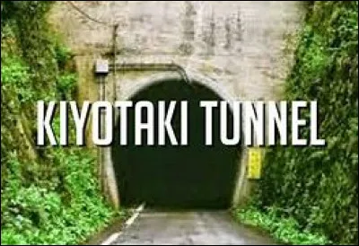 On raconte que des esprits apparaîtraient dans votre voiture pour vous effrayer et provoquer un accident afin que vous deveniez aussi des fantômes. Si vous restez calme, vous tomberez sur un miroir. Si vous le regardez, vous mourrez et deviendrez un nouvel esprit.