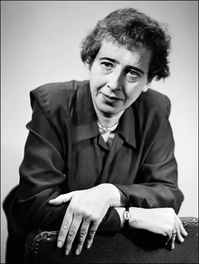 Cette philosophe allemande naturalisée américaine, connue pour ses travaux sur le totalitarisme et la philosophie de l'histoire, c'est ... Arendt.
