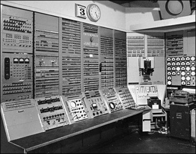 En 1937-1946, le premier ordinateur fut invent&eacute; par...