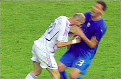 Qu'est-ce qui a provoqué la colère de Zidane au point de donner un coup de tête au thorax de Materazzi lors de son dernier match, le 9 juillet 2006 ?