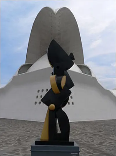 Cette statue monumentale est l'oeuvre de Sofia Vari, épouse d'un célèbre peintre-sculpteur :