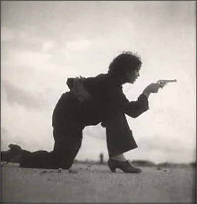 Gerda Taro, reporter de guerre, a couvert la Guerre d'Espagne (photo ci-contre) et y a trouvé la mort à 26 ans (1937) Elle était la compagne d'un célèbre photographe :
