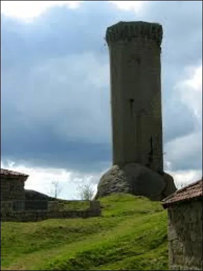 Nous sommes maintenant en Auvergne-Rh&ocirc;ne-Alpes devant la tour de la Clauze, &agrave; Gr&egrave;zes. Village de l'arrondissement de Brioude, il se situe dans le d&eacute;partement ...