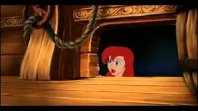 De quel instrument joue le prince lorsqu'Ariel se rend au bateau où a lieu la fête ?