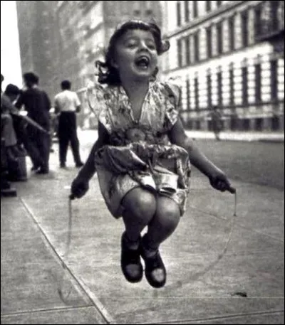 Jeu prisé des filles dans les cours de récré, la corde à sauter daterait des Égyptiens et des Chinois qui tressaient le chanvre en de longues cordes. L'histoire dit que les travailleurs sautaient sur le chanvre "perdu" incitant les enfants à les imiter. Le jeu de la corde à sauter serait né de cette pratique apparue en France après la Révolution de 1789.