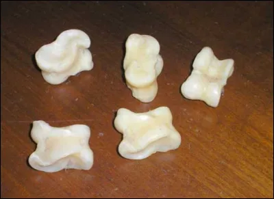 Le jeu des osselets est l'un des plus anciens divertissements de l'humanité. Au Moyen-Âge, les osselets étaient réputés comme "l'instrument du diable". À votre avis pourquoi ?