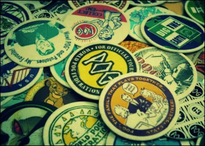 Présentés sous forme de rondelles de carton et illustrés, les Pogs ont été la passion de nombreux écoliers entre 1995 et 2000. Le but était d'empiler un pog chacun son tour puis d'en lancer un plus épais sur la pile afin de la faire retourner. Simple mais pas seulement. Quel autre objectif offraient les pogs ?