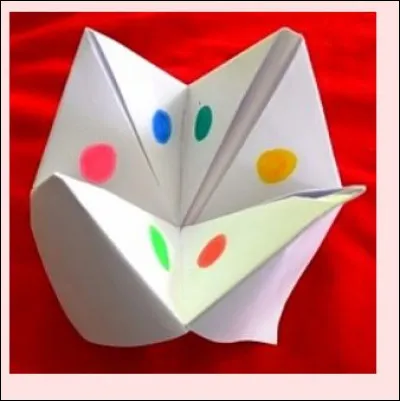 Vous ne pouvez ignorer cette variante de jeu qui occupait précisément les filles au détriment des garçons, qui à vrai dire le redoutaient un peu. Quel est ce souvenir d'école intemporel qui commençait par "tu en veux combien et quelle couleur souhaites-tu " ?