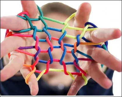 Aujourd'hui dénommé le Ztringz, ce jeu de la ficelle revient en force dans les cours de récréation. Léger, facile à transporter et à manipuler il permet de réaliser différentes figures. Ce jeu d'adresse et de réflexion est toutefois sous haute surveillance dans les écoles, pourquoi ?