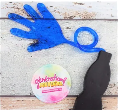 Un jouet culte des années 80 et 90, cette main de caoutchouc molle et collante que les petits et grands prenaient un malin plaisir à lancer contre les fenêtres ou sur les plafonds. Ravis les parents. Souvenez-vous, de quelle façon elles étaient commercialisées ?