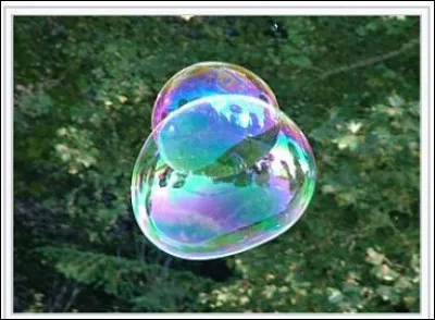 Ah, les jolies bulles de savon colorées. Ce jeu est aujourd'hui devenu un sport avec des compétitions. De l'eau distillée, du liquide vaisselle et un peu de sucre, voici les trois ingrédients pour obtenir de belles bulles. Que doit-on ajouter à cette préparation pour rivaliser avec un compétiteur ?