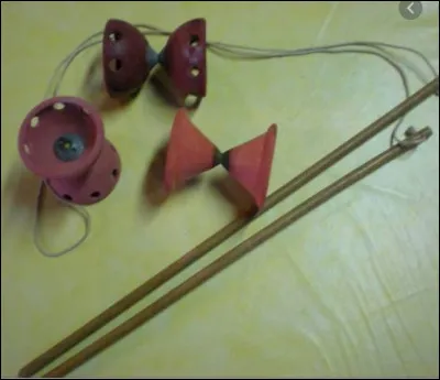 Instrument de jonglerie et jeu à la fois, le diabolo serait apparu en Chine, il y a environ 4000 ans. Au XIXe siècle, ce jeu était aussi populaire en France que le jeu de paume et vers 1900, un ingénieur français redessine un nouveau modèle et le baptise diabolo. Qui est cet inventeur du diabolo moderne ?