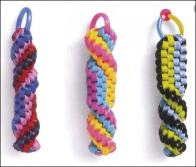 Objet ludique fait de fils de plastique creux de couleurs, tressés, prenant la forme d'un boudin à section carrée et terminé par une boucle. Quel est ce jeu créatif très à la mode dans les années soixante qui a fait le bonheur des petits et des grands dans les cours de récré mais bien au-delà ?