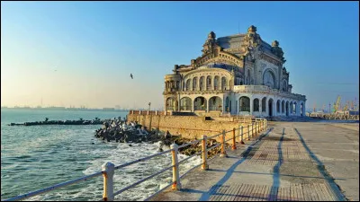 Ville de Roumanie, située au bord de la mer Noire, premier port du pays :
