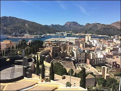 Ville portuaire du sud-est de l'Espagne, située sur la Costa Blanca, fondée par les Carthaginois au IIIe siècle av. J.-C :