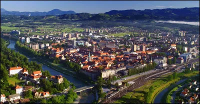 Ville de Slovénie, la troisième du pays avec 40 000 habitants, capitale de la Basse-Styrie :
