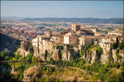 Ville espagnole, située dans la Manche, dans un site escarpé à 1000 mètres d'altitude, entre les gorges du fleuve Júcar et son affluent le Huécar :